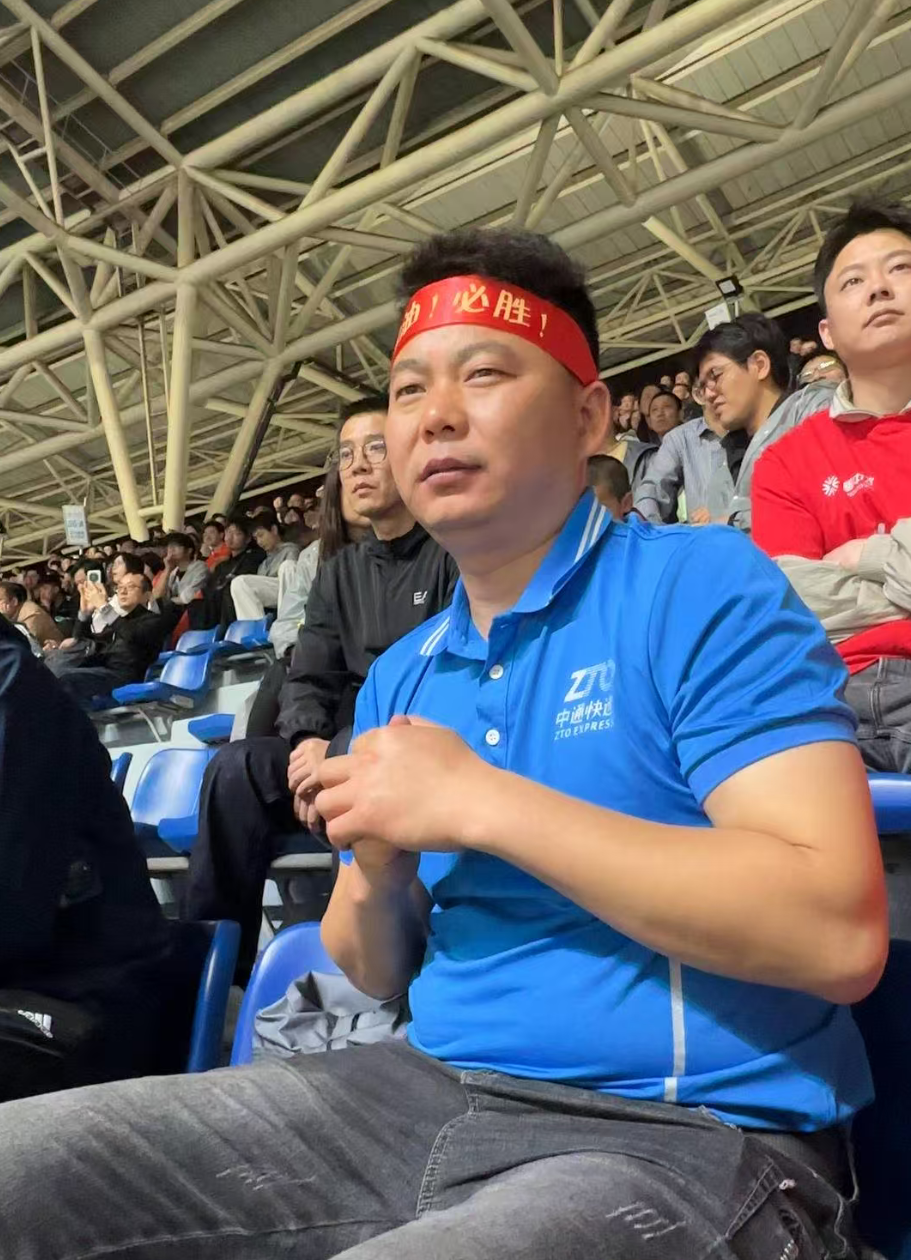 见义勇为的快递小哥受邀看苏超:能来现场终于圆梦了